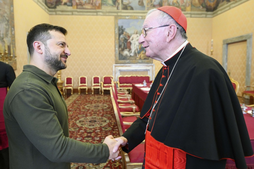 Президент України Володимир Зеленський під час зустрічі із Державним секретарем Святого Престолу кардиналом П’єтро Пароліном