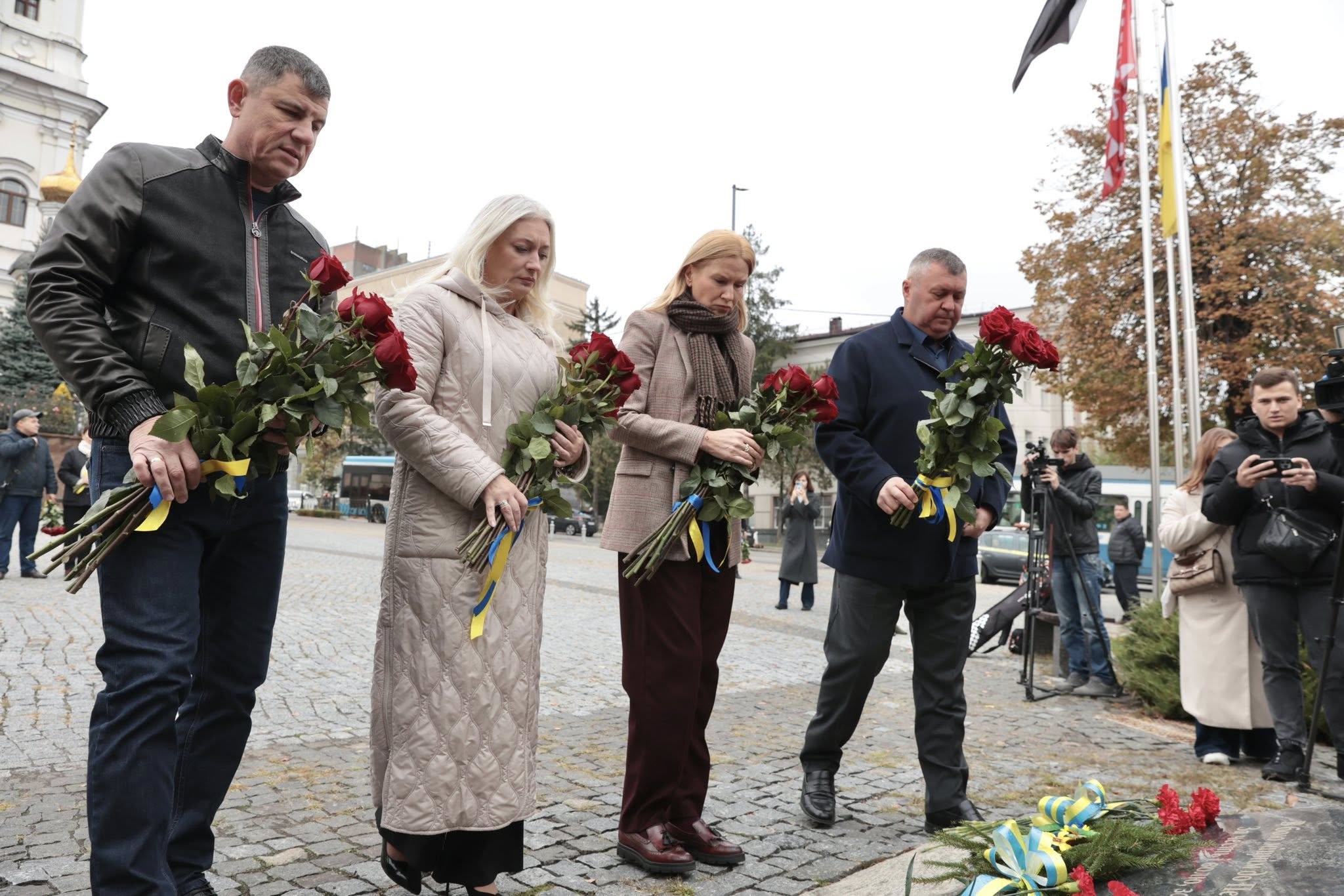 Віцеспікерка Верховної Ради України Олена Кондратюк, Перша заступниця начальника ОВА Наталя Заболотна та учасники покладання 