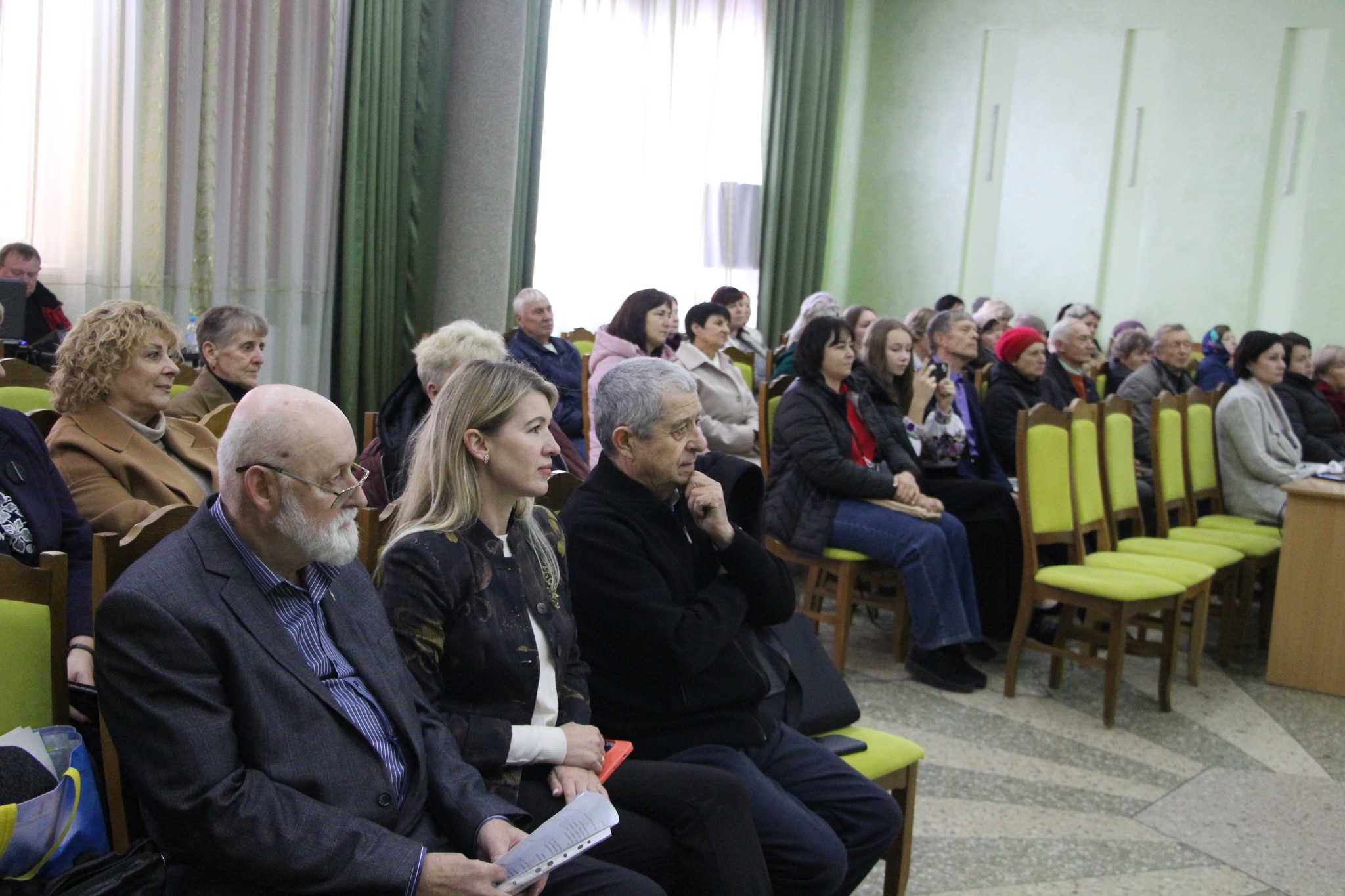 директорка Департаменту інформаційної діяльності та комунікацій з громадськістю ОВА Світлана Юзвак та учасники заходу