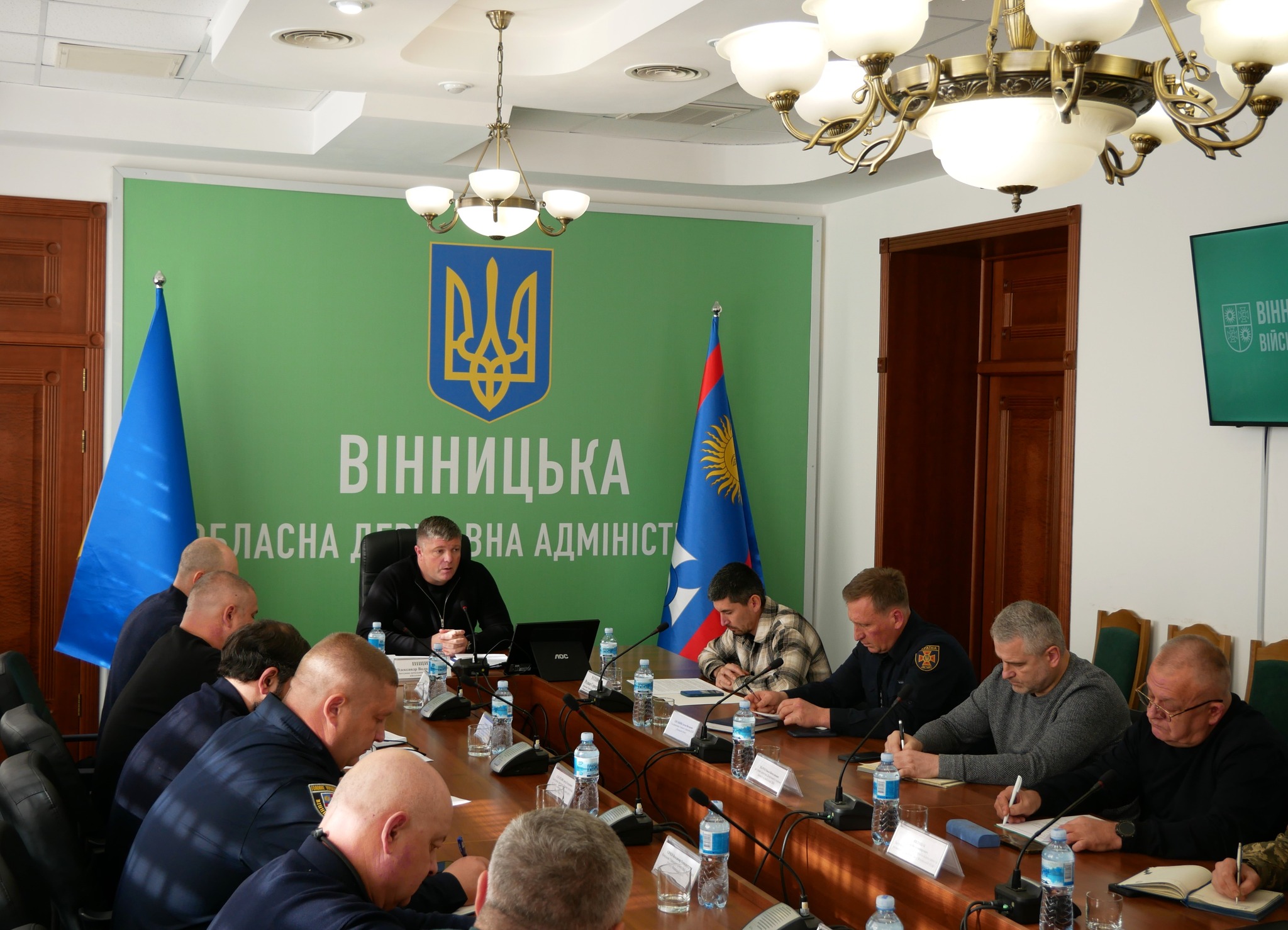 заступник начальника ОВА Олександр Піщик та учасники наради 