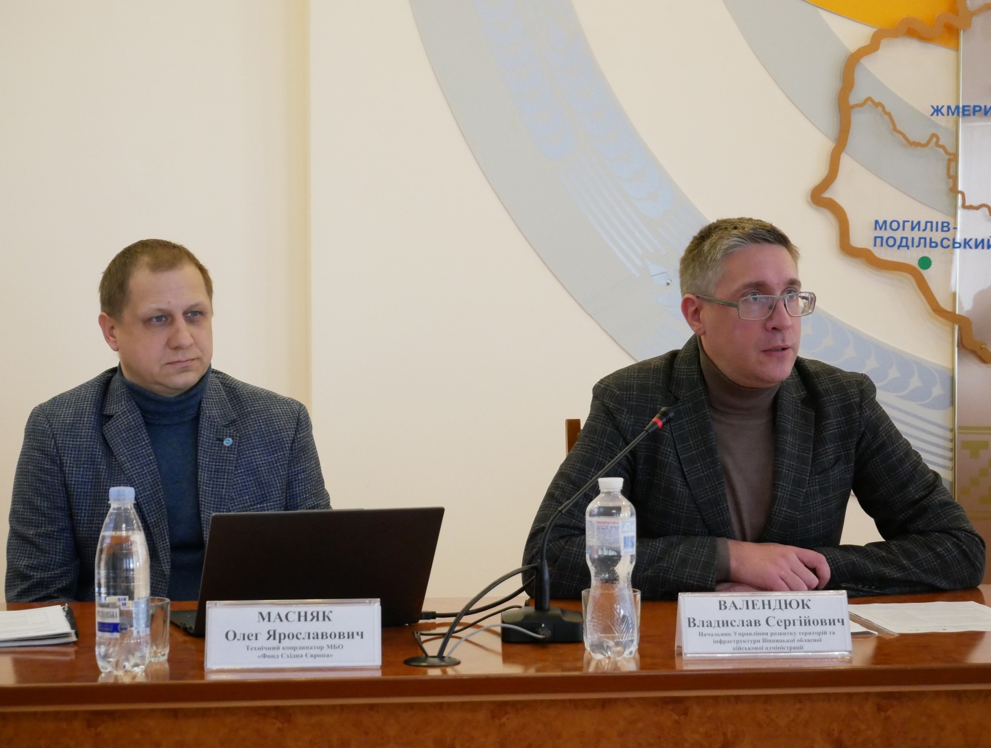 начальник Управління розвитку територій та інфраструктури ОВА Владислав Валендюк та представник Фонду «Східна Європа»