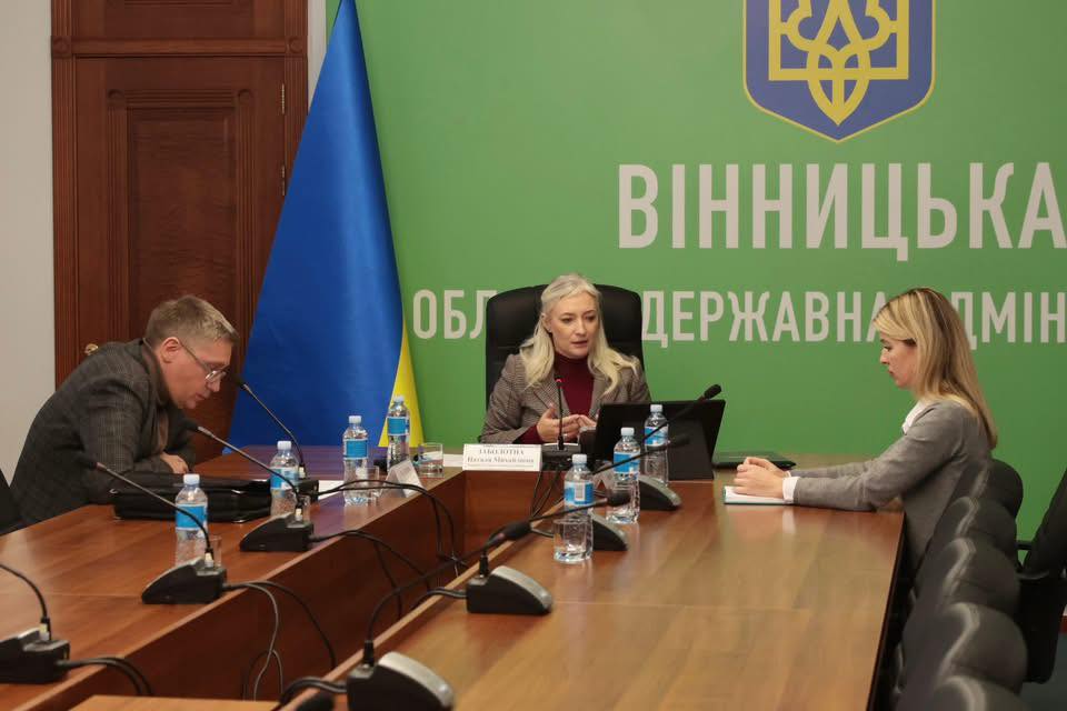 Перша заступниця начальника ОВА Наталя Заболотна та представники структурних підрозділів ОВА