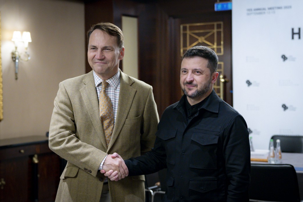 Президент України Володимир Зеленський під час зустрічі із віцепрем’єр-міністром – міністром закордонних справ Польщі Радославом Сікорським