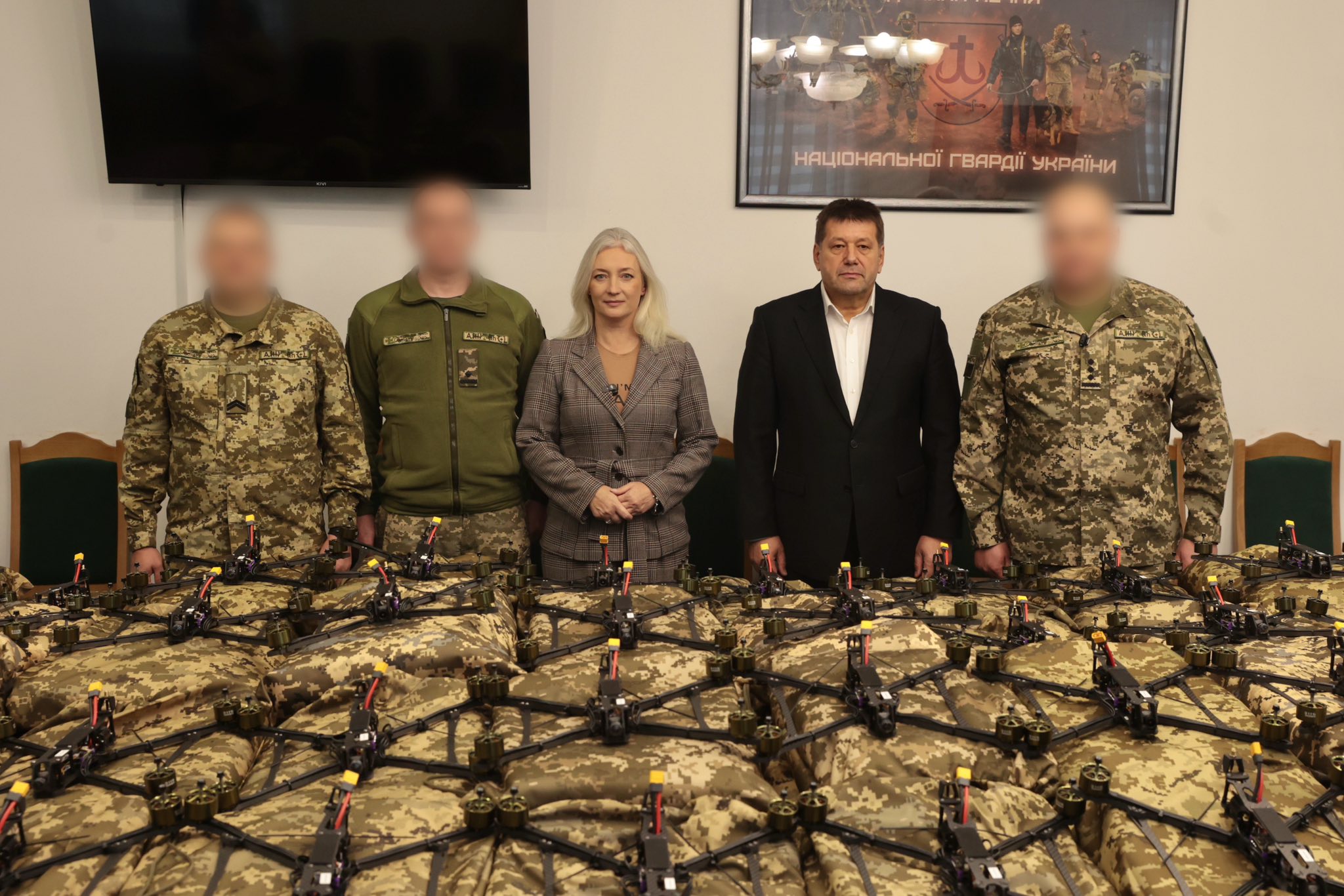 Перша заступниця начальника ОВА Наталя Заболотна, Перший заступник голови обласної Ради Володимир Кістіон та військові 