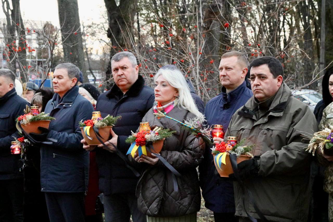 учасники церемонії покладання квітів