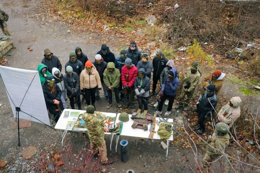 учасники військово-патріотичного вишколу виконують завдання 