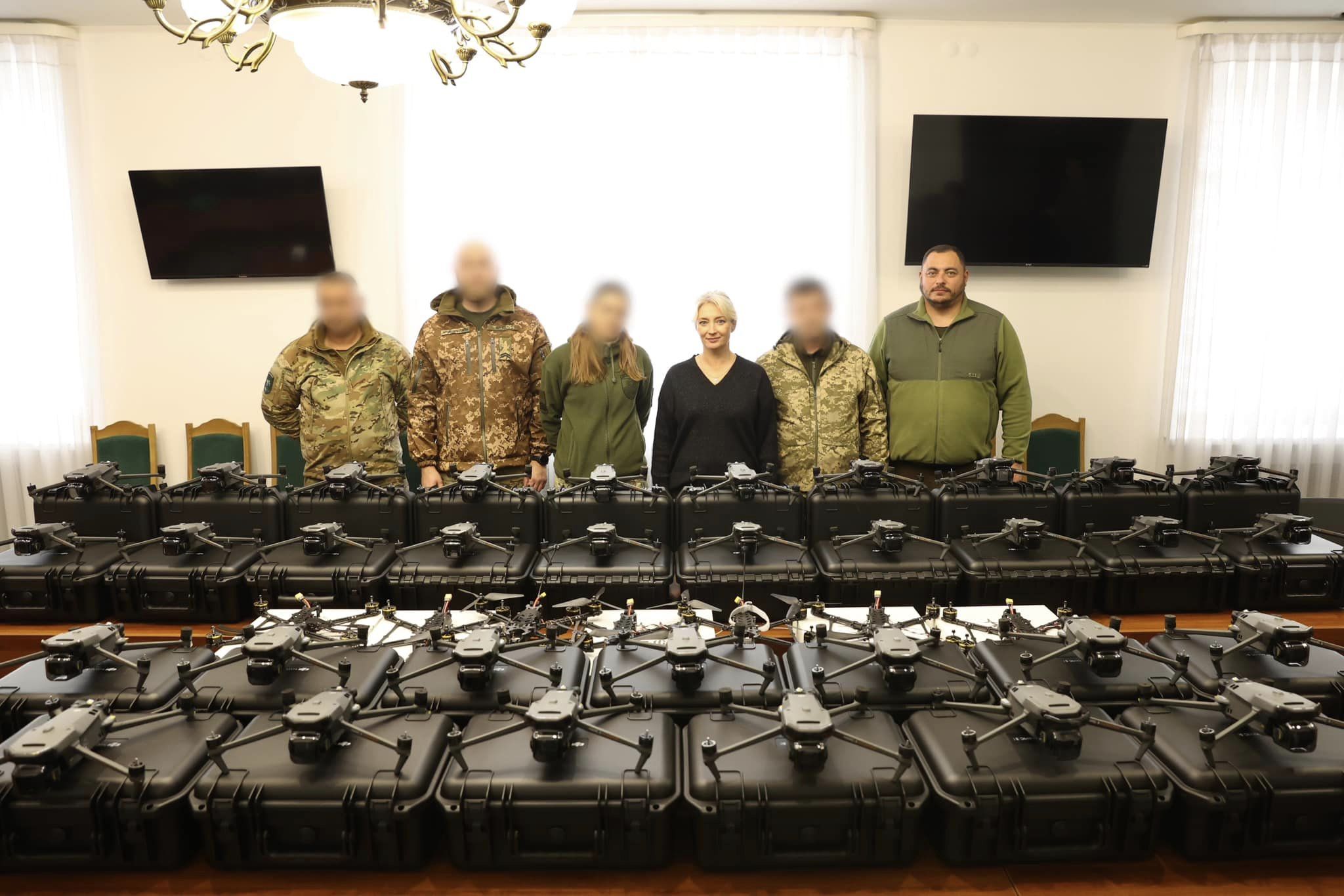 Перша заступниця Начальника ОВА Наталя Заболотна, директор Департаменту з питань цивільного захисту, ресурсного забезпечення сил оборони і безпеки ОВА Богдан Зубчик та учасники зустрічі