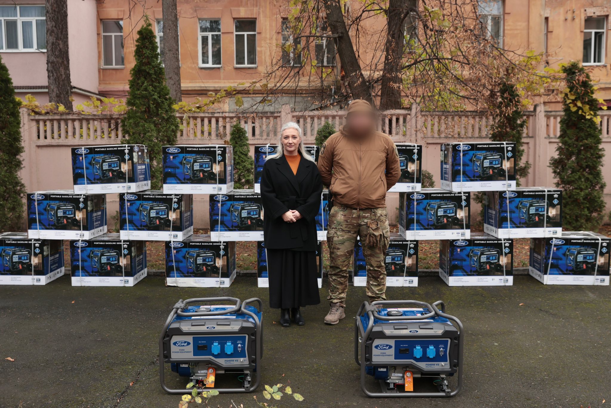 Перша заступниця начальника ОВА Наталя Заболотна та військовий