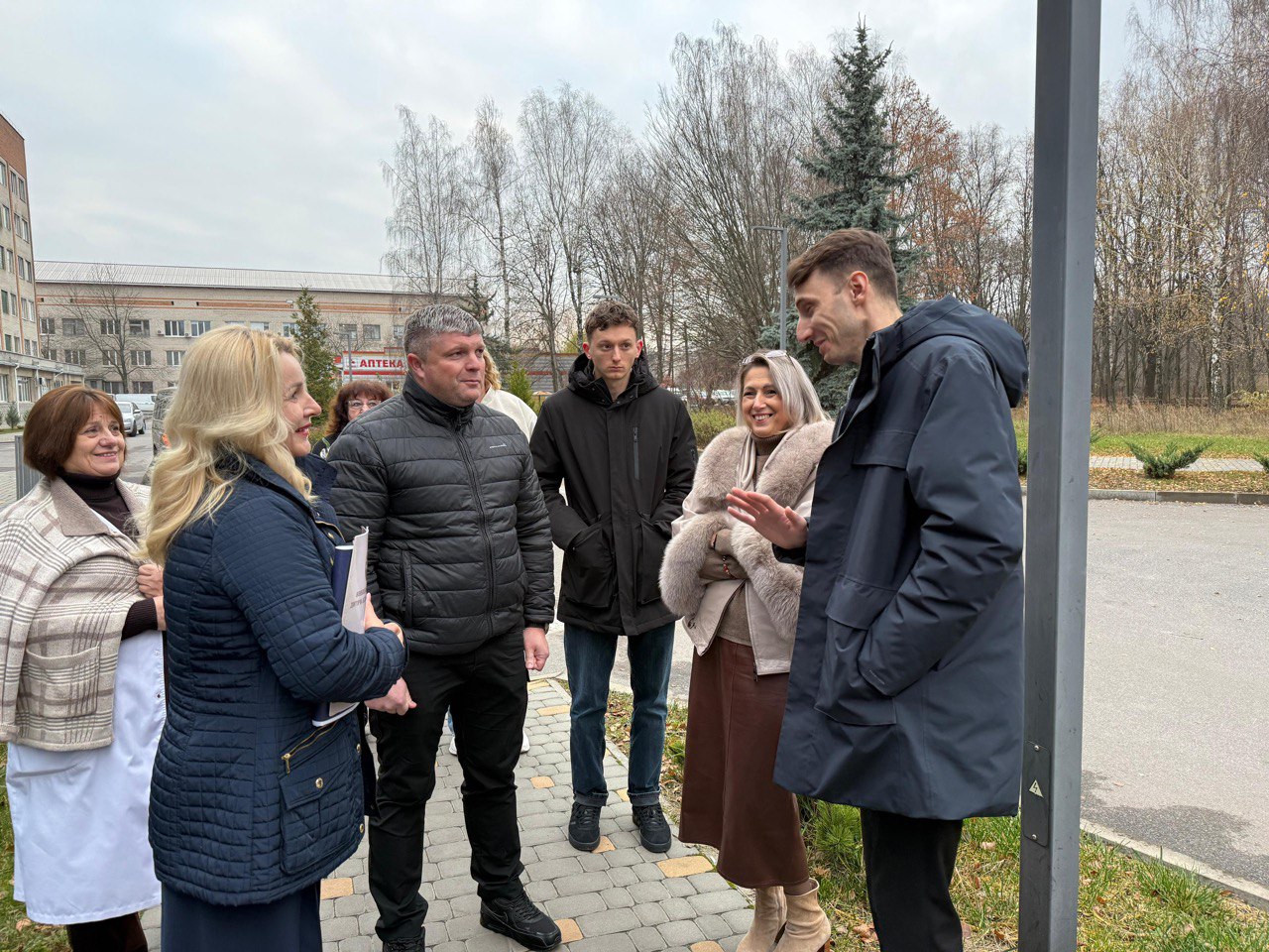 заступник начальника ОВА Олександр Піщик та учасники зустрічі