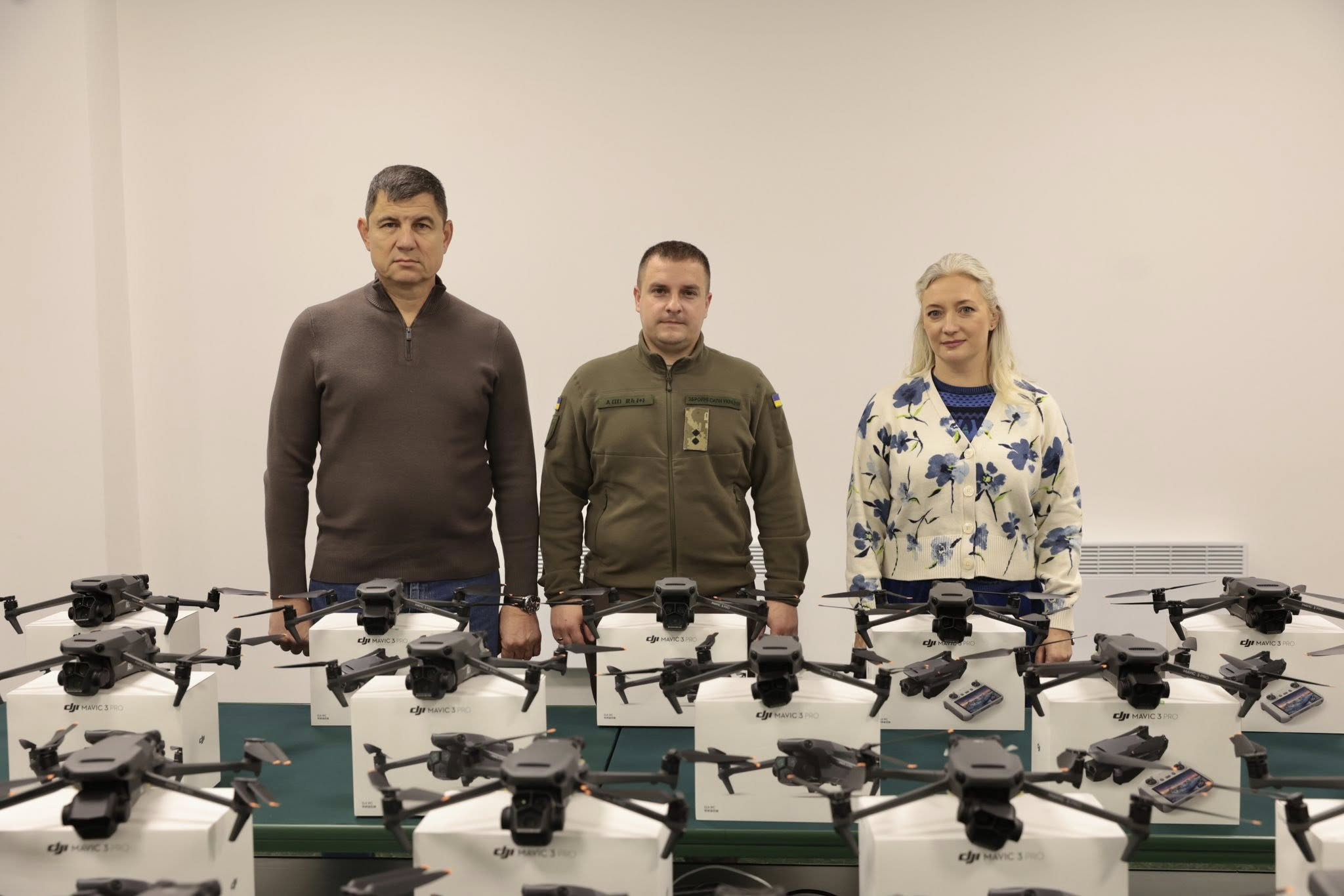 Перша заступниця начальника ОВА Наталя Заболотна, заступник голови обласної Ради Анатолій Ткач та військовий