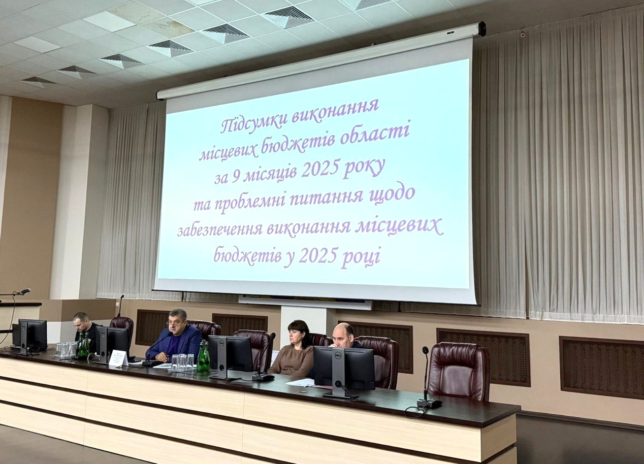 Директор Департаменту фінансів ОВА Микола Копачевський та учасники колегії