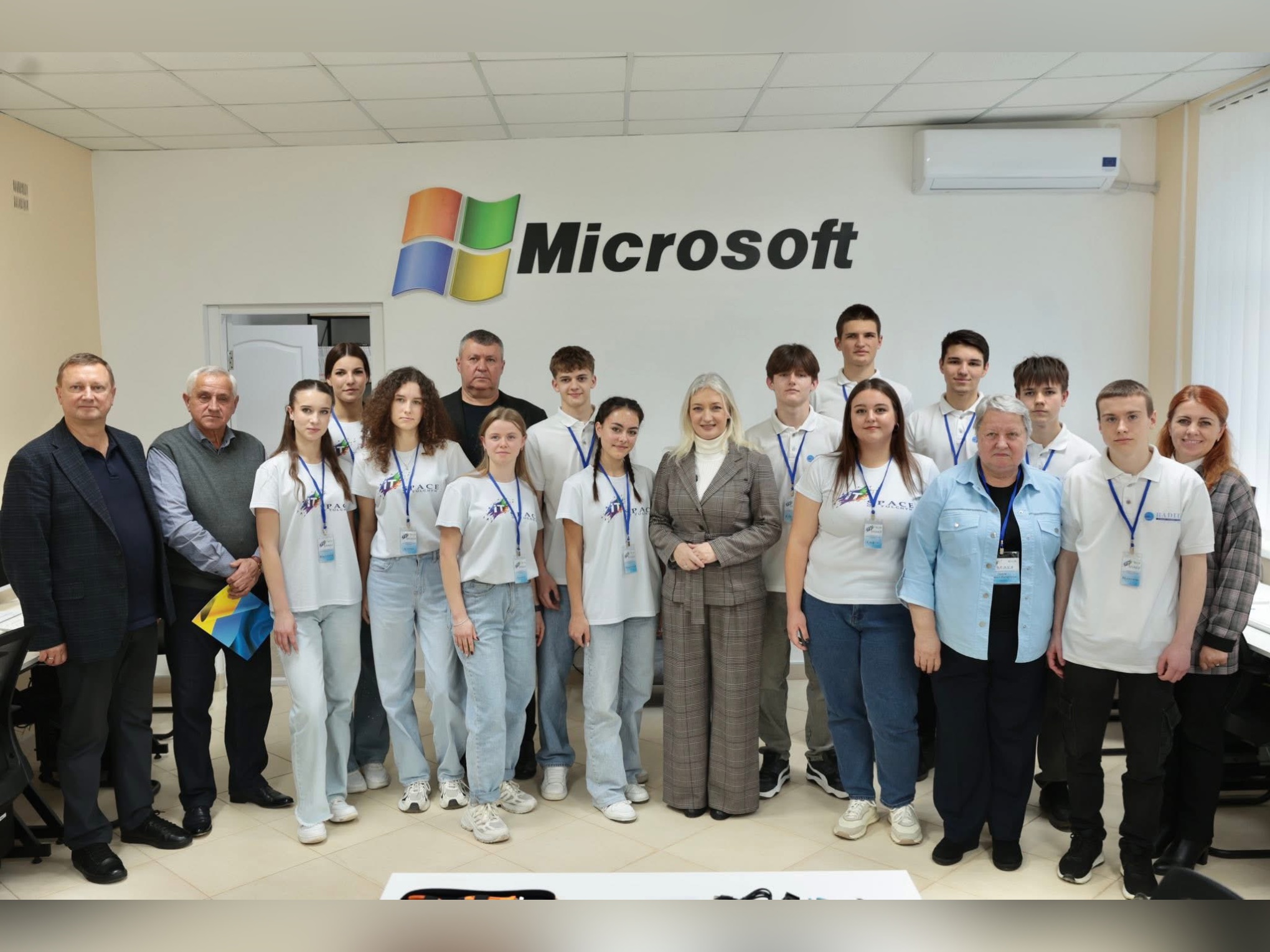 Перша заступниця начальника ОВА Наталя Заболотна, голова обласної Ради Вячеслав Соколовий, заступник голови обласної Ради Ігор Івасюк, директорка Департаменту гуманітарної політики ОВА Тетяна Каменщук та учасники заходу