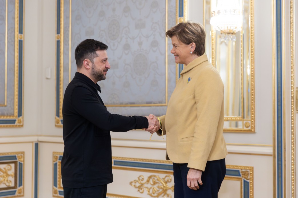 Президент України Володимир Зеленський разом з міністеркою закордонних справ Латвії Байбою Браже