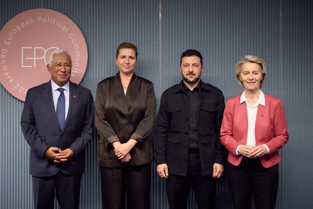 Президент України Володимир Зеленський із Президенткою Європейської комісії Урсулою фон дер Ляєн, Президентом Європейської ради Антоніу Коштою та Прем'єр-міністеркою Данії Метте Фредеріксен