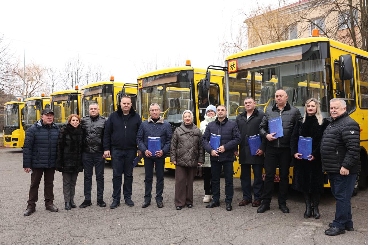 Перша заступниця Начальника ОВА Наталя Заболотна та учасники зустрічі  біля автобусів