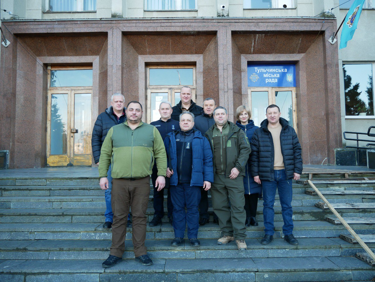 заступник начальника управління - начальник відділу підготовки органів управління та навчання населення Департаменту організації заходів цивільного захисту ДСНС України Дмитро Зайченко, директор Департаменту з питань цивільного захисту, ресурсного забезпечення сил оборони та безпеки Вінницької ОВА Богдан Зубчик, начальник НМЦ ЦЗ та БЖД Вінницької області Євген Василевський