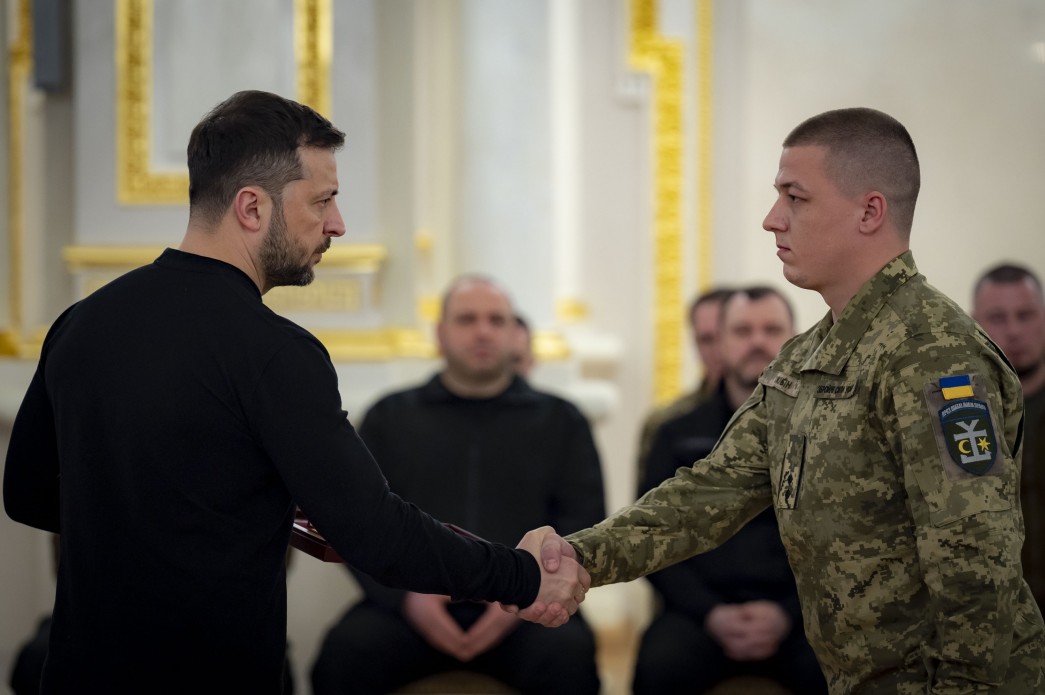 Президент України Володимир Зеленський та військовий