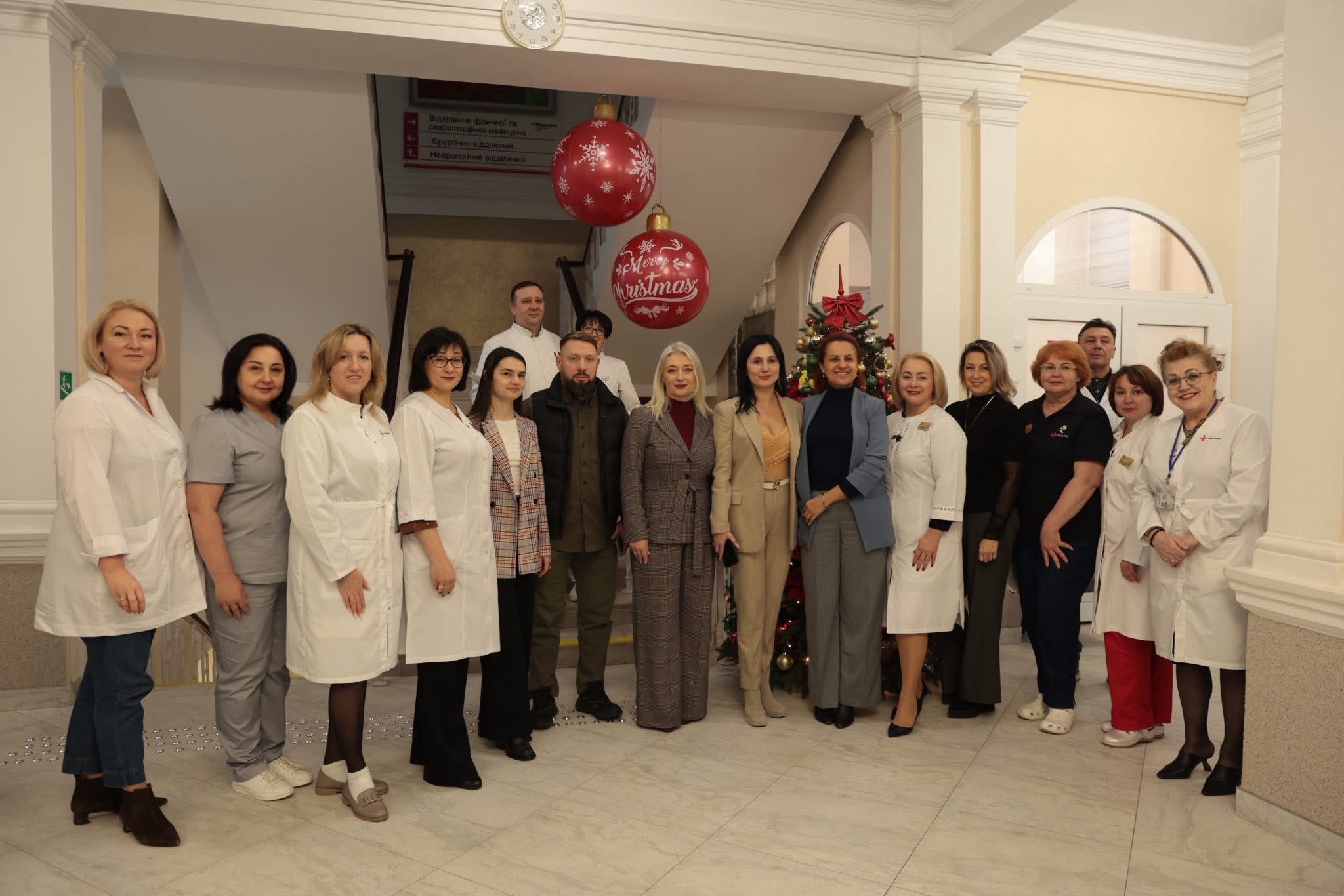 Перша заступниця начальника ОВА Наталя Заболотна разом з Міністеркою у справах ветеранів України Наталією Калмиковою, а також народними депутатами України Іриною Борзовою та Анатолієм Драбовським 