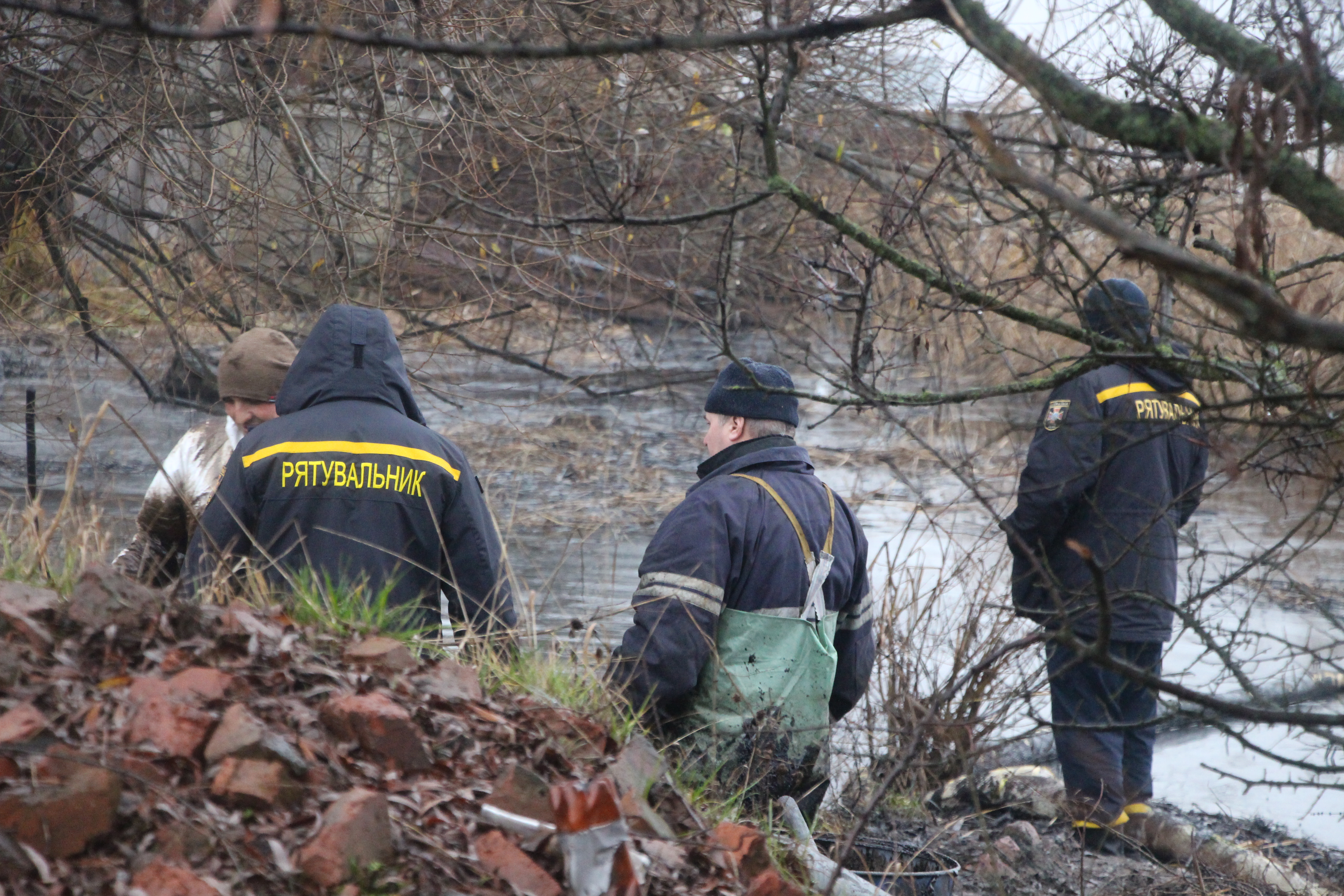 Рятувальники біля водойми