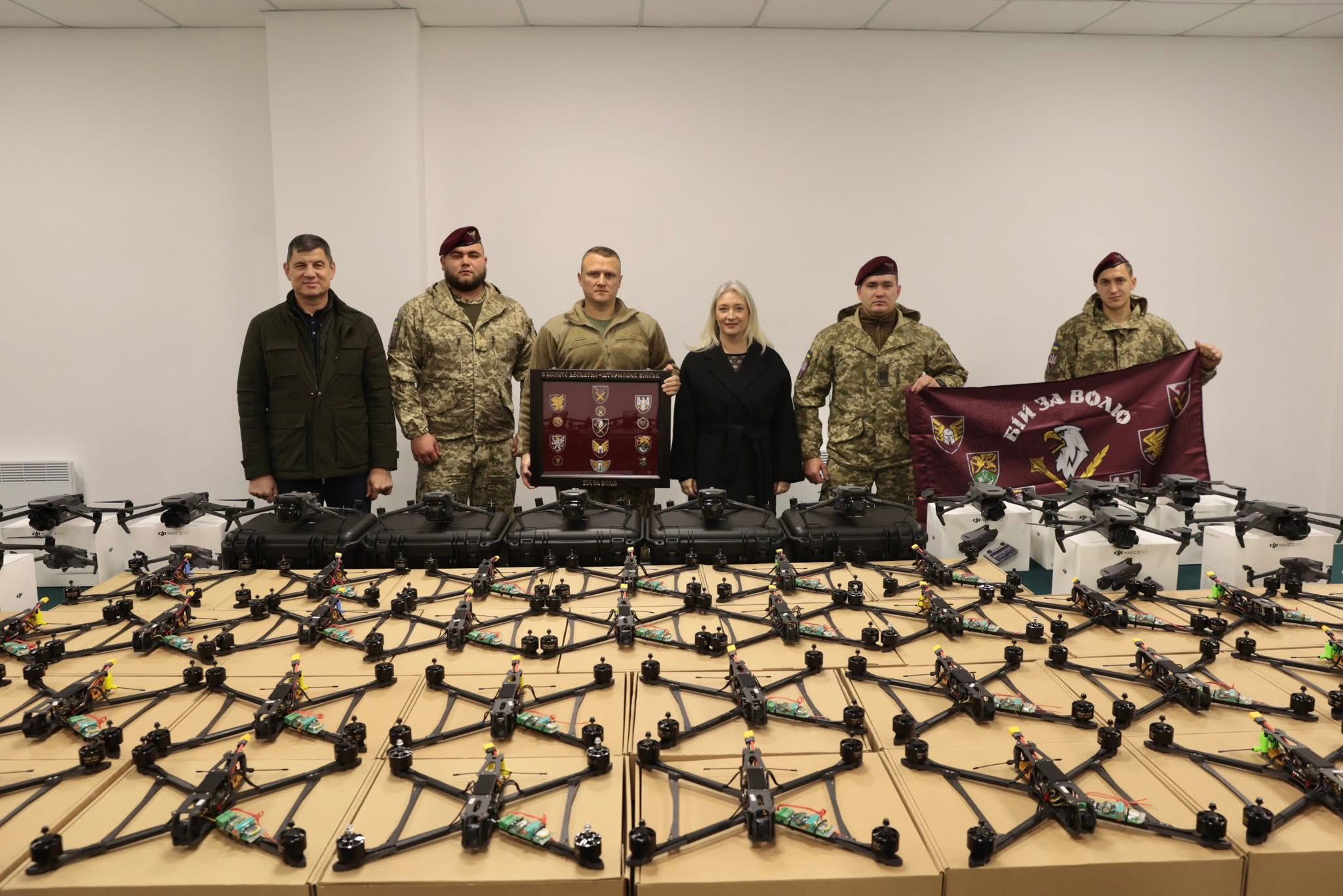 Перша заступниця начальника ОВА Наталя Заболотна, заступник голови обласної Ради Анатолій Ткач та військові