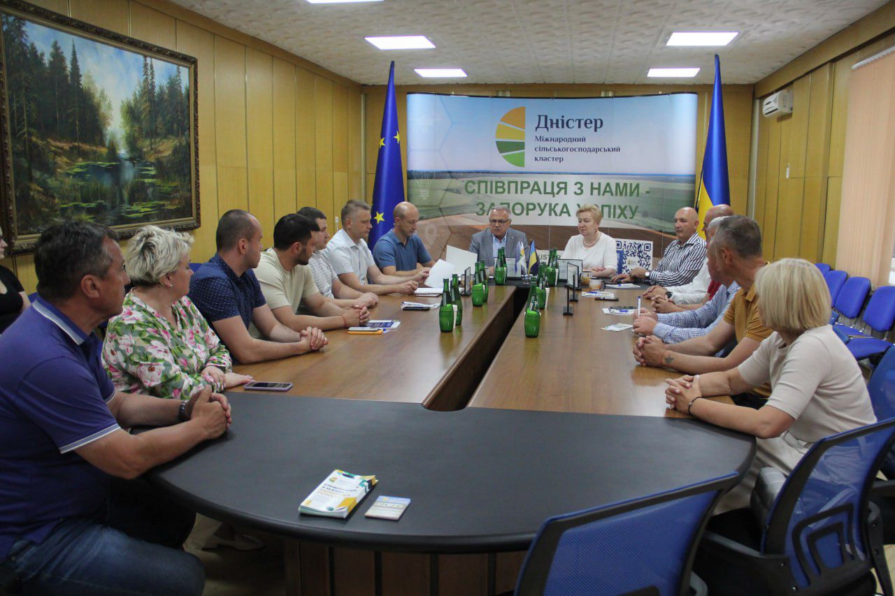 Учасники зустрічі сидять в залі за великим столом,  обгбворюють робочі питання