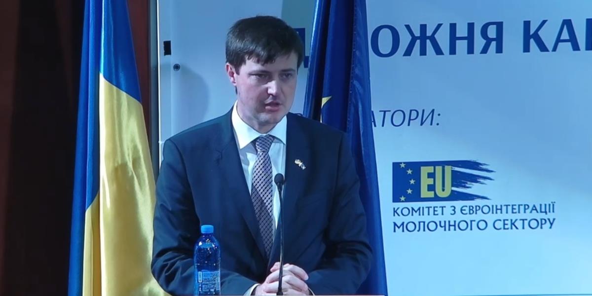 Людина  виступає за трибуною у залі