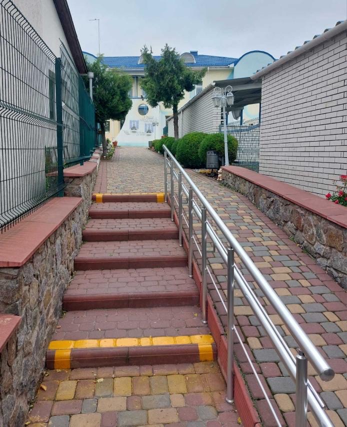 Сходи та пандус із покриттям із червоної бруківки