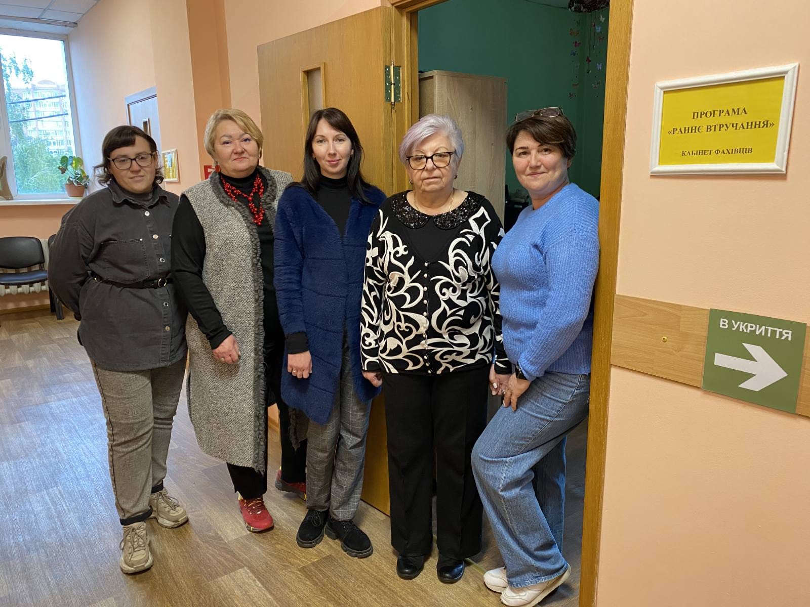 Жінки стоять біля кабінету  - команда раннього втручання