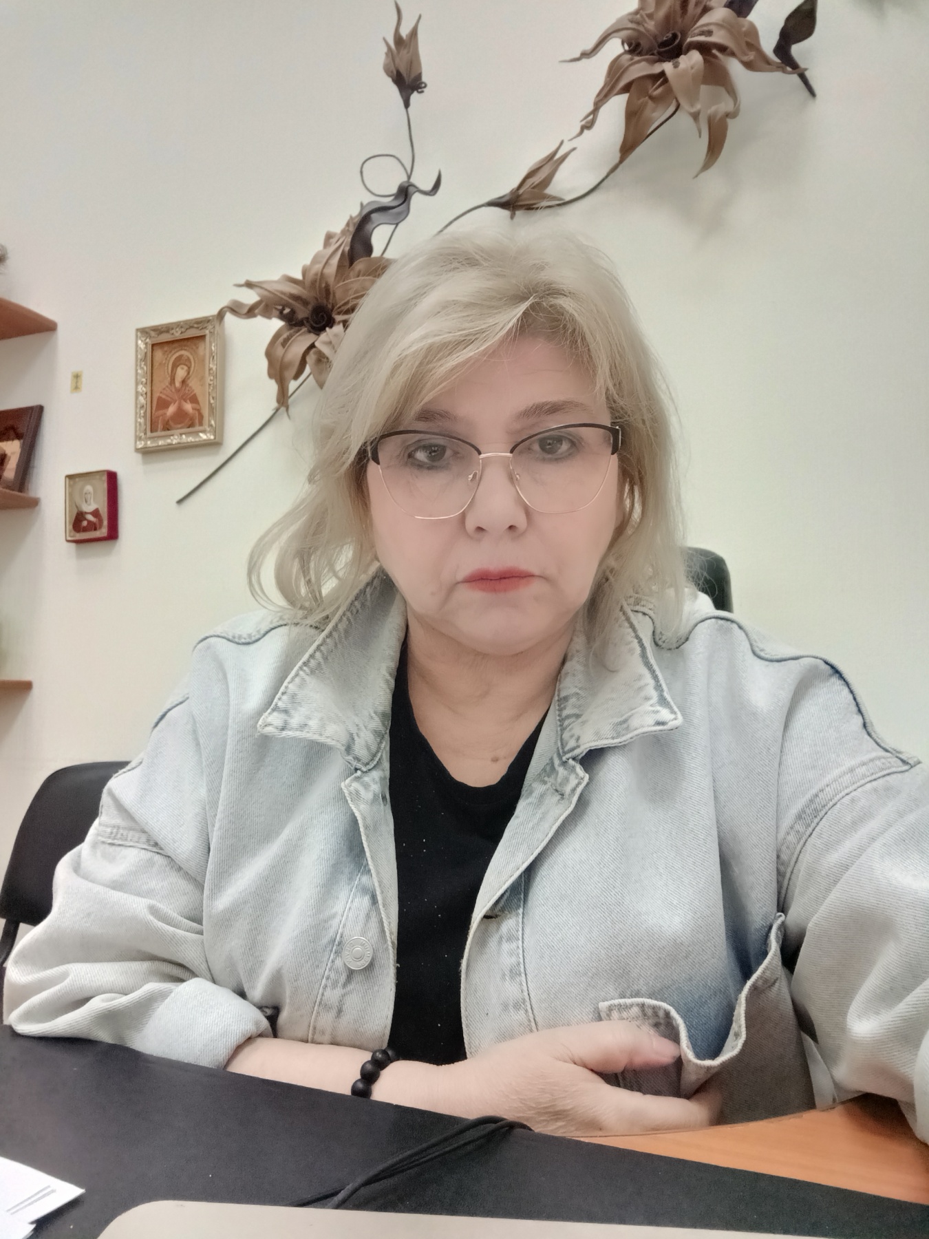 жінка за столом