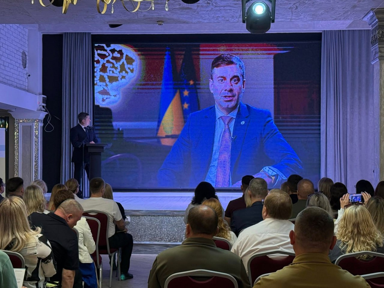 чоловік на екрані