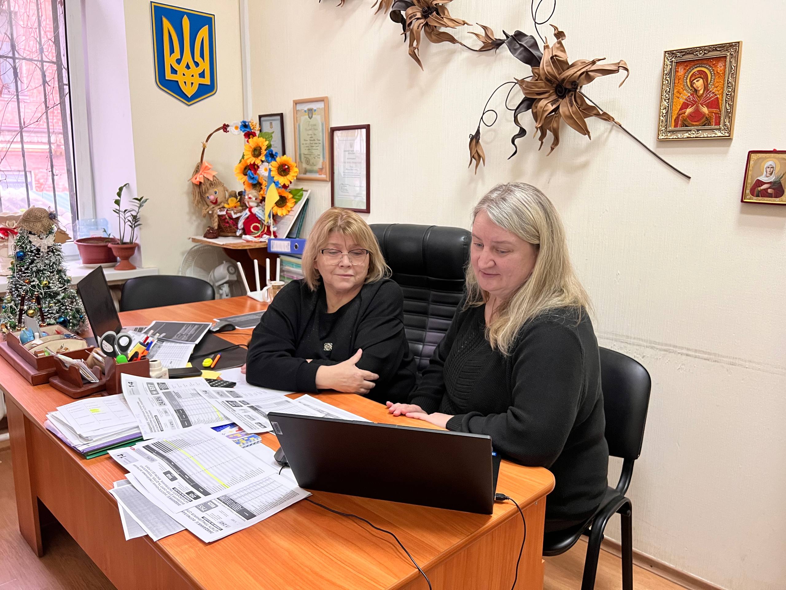 жінки за столом