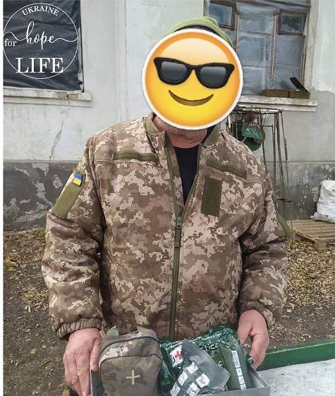 Військовослужбовець з тактичними аптечками