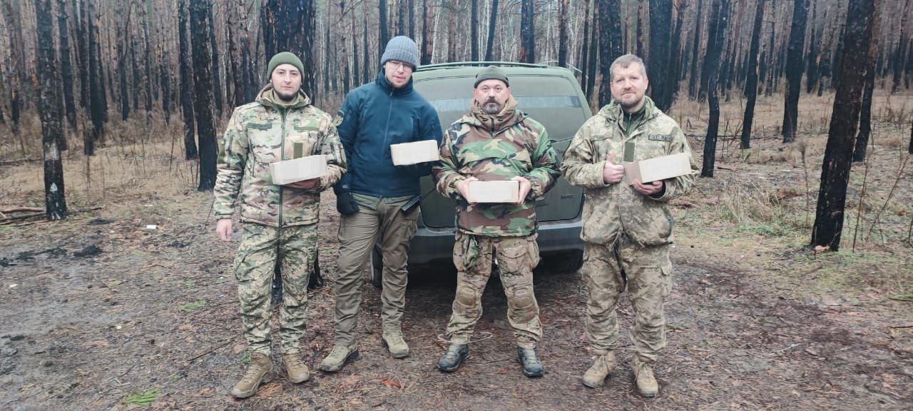 Чоловіки біля машини з коробками