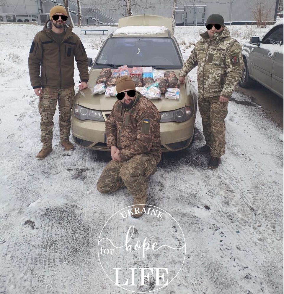Чоловіки біля машини