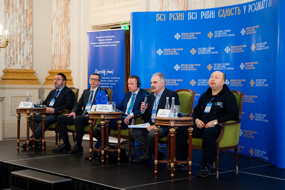 Фото чоловіків під час виступу на нараді-семінарі