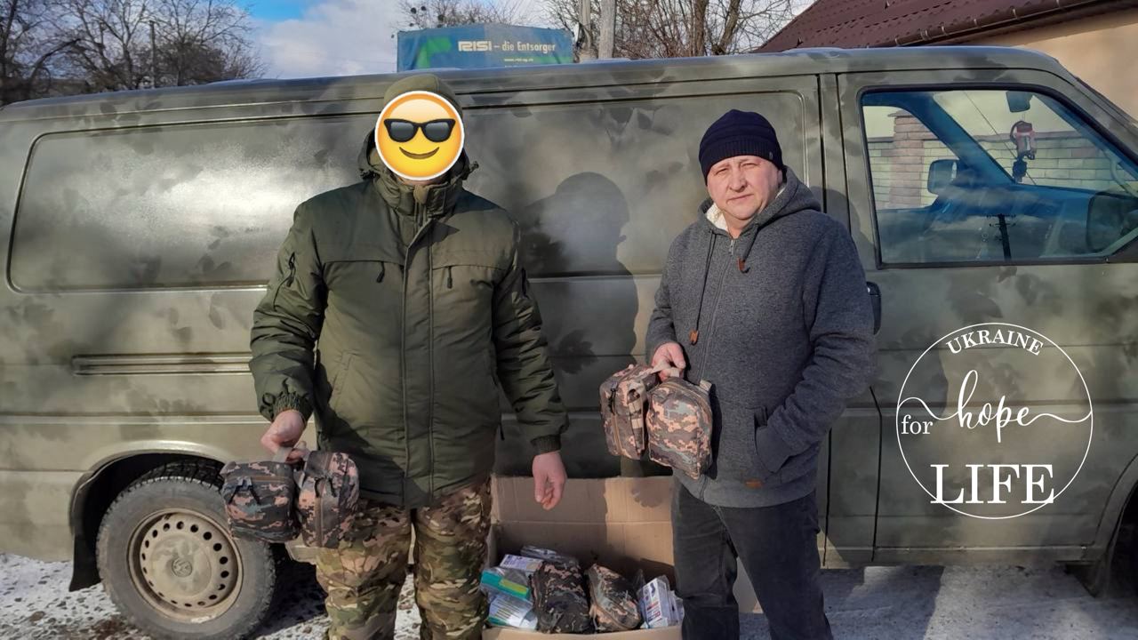 Чоловіки біля машини