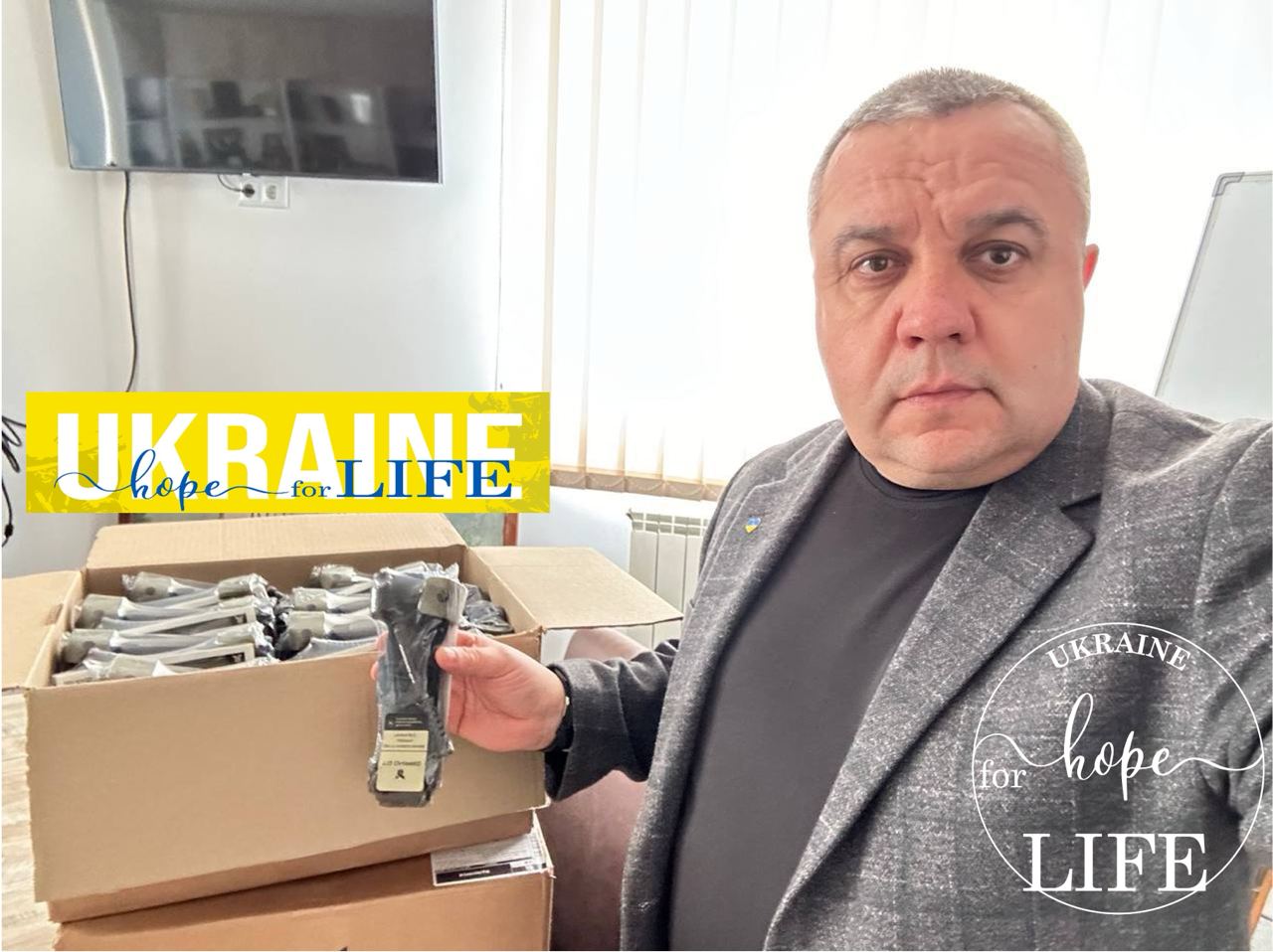 Фото чоловіка з гуманітарною допомогою