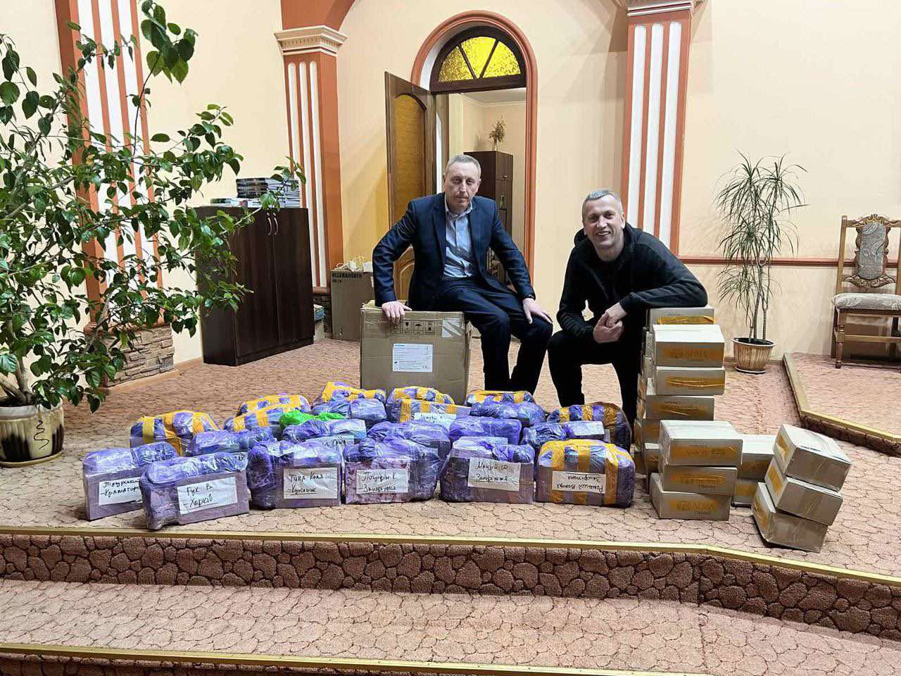 Чоловіки з тактичними аптечками