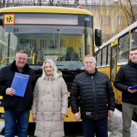 Перша заступниця Начальника ОВА Наталя Заболотна та учасники зустрічі під час передачі автобусів