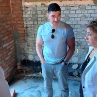 Директорка департаменту охорони здоров’я та реабілітації Вінницької ОВА Ольга Задорожна дивиться як йдуть роботи з реконструкції приймального відділення обласної клінічної лікарні ім. Пирогова.
