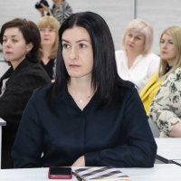 Учасниця засідання