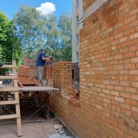 Директорка департаменту охорони здоров’я та реабілітації Вінницької ОВА Ольга Задорожна дивиться як йдуть роботи з реконструкції приймального відділення обласної клінічної лікарні ім. Пирогова.