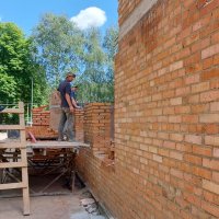Директорка департаменту охорони здоров’я та реабілітації Вінницької ОВА Ольга Задорожна дивиться як йдуть роботи з реконструкції приймального відділення обласної клінічної лікарні ім. Пирогова.