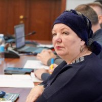  Фото жінки під час наради