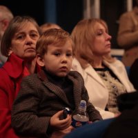 люди в залі