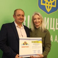 Перший заступник Начальника ОВА Наталя Заболотна вітає та вручає подяку психологу