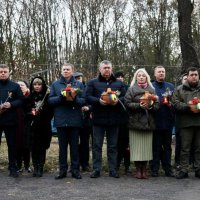 учасники церемонії покладання квітів