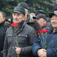 Учасники покладання квітів до пам’ятного знаку жертвам Чорнобильської трагедії