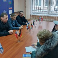 Групове фото чоловіків та жінок.