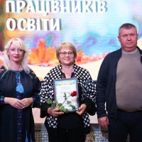 Перша заступниця Начальника ОВА Наталя Заболотна, голова Вінницької обласної Ради Вячеслав Соколовий та учасниця заходу, яка отримала нагороду